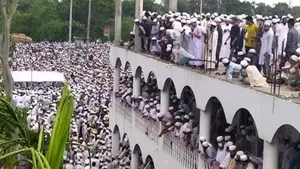 Peste 100.000 de oameni au încălcat carantina şi distanţarea socială ca să asiste la o înmormântare. Ţara e în stare de urgenţă de o lună. FOTO