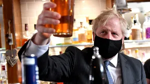 Inedit: Boris Johnson a sărbătorit relaxarea restricţiilor într-un pub, cu o halbă de bere