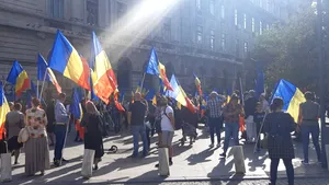 Protest în Piaţa Universităţii faţă de purtarea măştii. Protestarii cer anularea stării de alertă şi scandează „Libertate”