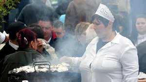 Aglomeraţie pe malul Dunării. Gălăţenii participă la Festivalul Scrumbiei