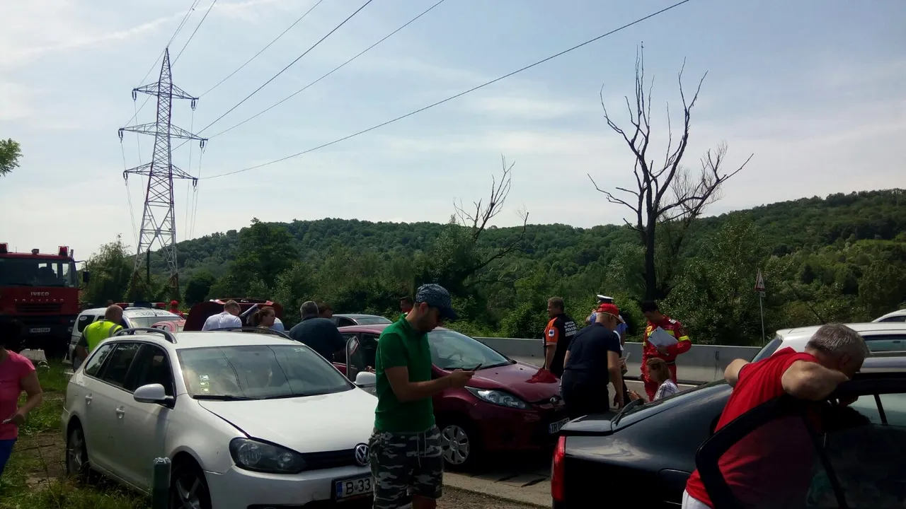 VIDEO ACCIDENT ÎN LANŢ pe DN1, în zona municipiului Câmpina: Cinci maşini implicate. Traficul este îngreunat/ Două persoane au fost rănite într-un accident pe A2