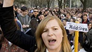 Chişinău: Circa 800 de protestatari s-au adunat cu flori în centru - VIDEO