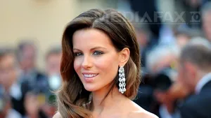 FOTO Cum arată actriţa Kate Beckinsale la plajă. Fiica ei Lily Mo Sheen îi face concurenţă 