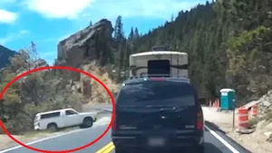 Momentul în care o maşină cade în prăpastie, după ce şoferul a oprit să meargă la toaletă şi a uitat să tragă frâna de mână | VIDEO