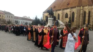 Drumul Crucii, marcat de credincioşii greco-catolici din Cluj cu rugăciuni şi cântece religioase | GALERIE FOTO 