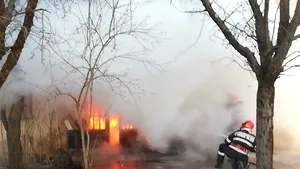 Incendiu puternic la parterul unui bloc din Sebiş, judeţul Arad unde erau depozitate materiale inflamabile