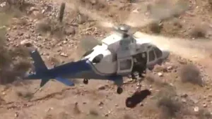 Misiune de salvare AMEŢITOARE: O femeie rănită, ridicată pe targă de un elicopter al echipelor de intervenţie, a fost învârtită violent în aer | VIDEO