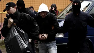 Zece dintre acuzaţii de fraude informatice, aduşi la Tribunalul Vâlcea pentru mandat
