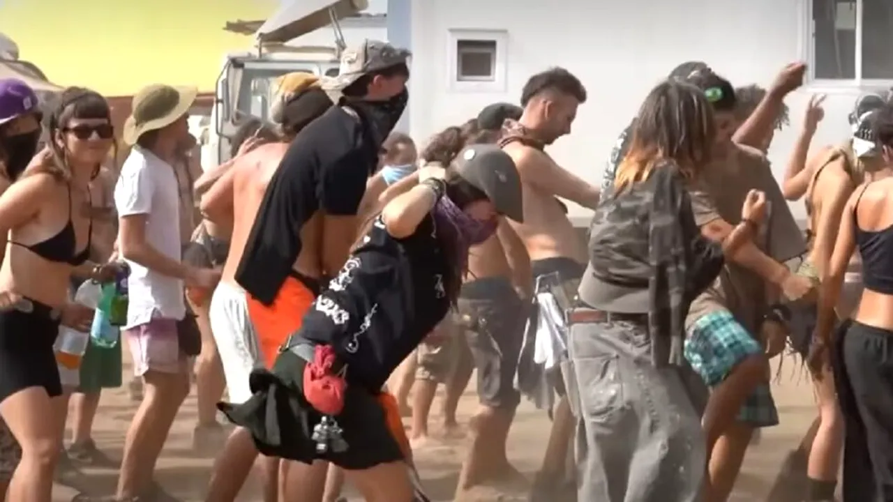 Nebunie într-o zonă rurală din Spania: 3.000 de tineri au venit la un festival ilegal care a dat totul peste cap