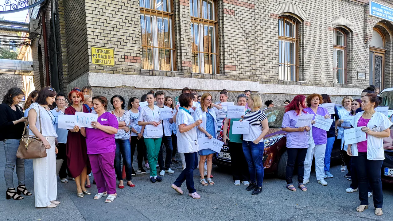 Protest la Spitalul Judeţean de Urgenţă Cluj Napoca, angajaţii cer demisia conducerii 