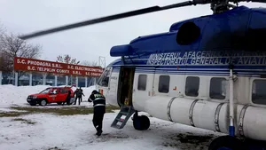 GALERIE FOTO Un elicopter al MAI a dus alimente echipajului unei barje imobilizată în gheaţă pe braţul Bala