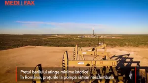 Preţul barilului atinge minime istorice. Ce se întâmplă cu preţurile la pompă în România