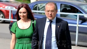 Soţia lui Emil Boc, Oana, şi-a lansat primul volum de poezii