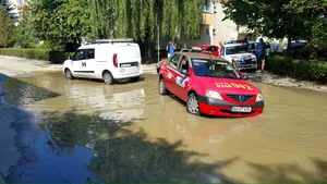 Stradă din Piteşti inundată după ce s-a spart o conductă de apă. O maşină a rămas blocată - FOTO