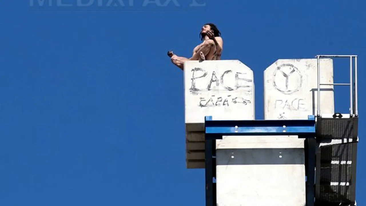 Protest inedit în Capitală: Un bărbat gol s-a urcat pe o macara a şantierului de la Teatrul Naţional - FOTO