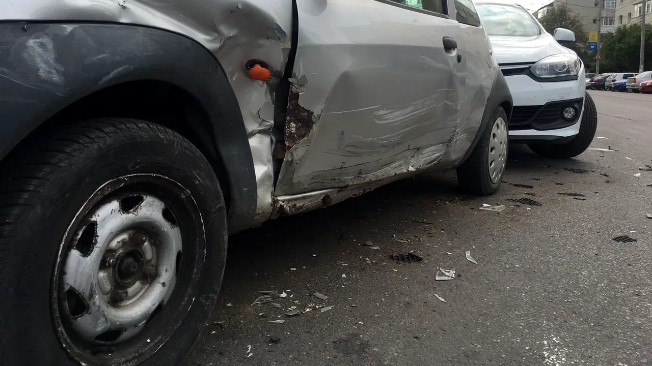 Un şofer băut a lovit 12 maşini parcate într-un cartier din Ploieşti. Ce amendă a primit tânărul | VIDEO, FOTO