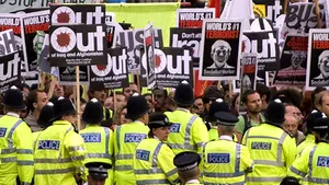 Mii de persoane protestează la Londra faţă de vizita lui George W. Bush