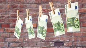 Cum a devenit o ţară membră a UE, a zonei euro şi a NATO, 