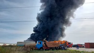 Incendiu puternic la un depozit din Voluntari. Ambele clădiri sunt afectate
