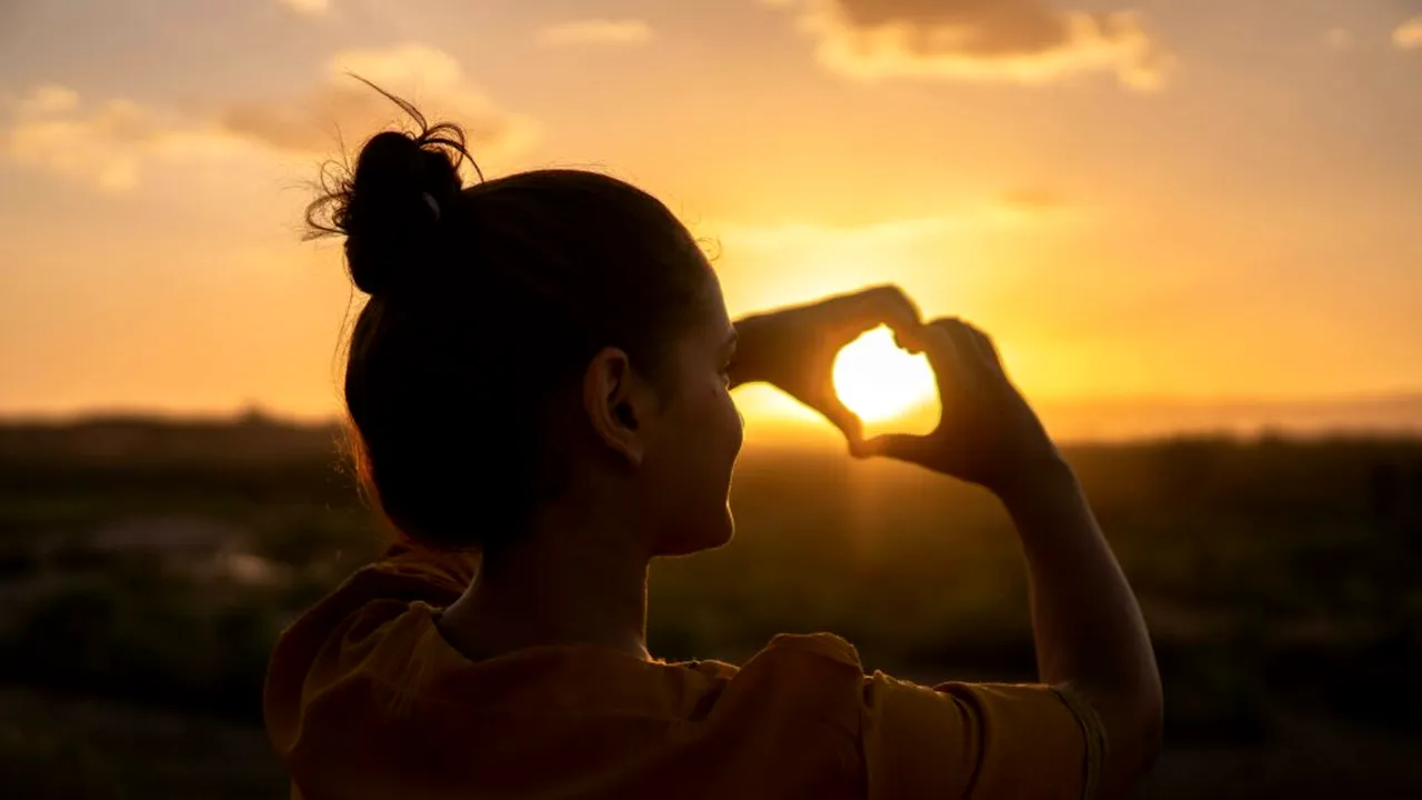 Știința spune că nu banii stau la baza fericirii, ci un sentiment-cheie