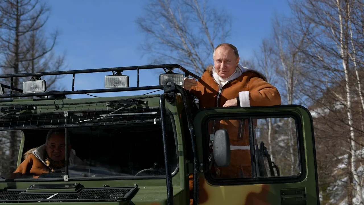 Putin a plecat în vacanţă în taigaua siberiană. Imaginile cu preşedintele rus conducând o şenilata blindată au fost făcute publice într-un exerciţiu de imagine