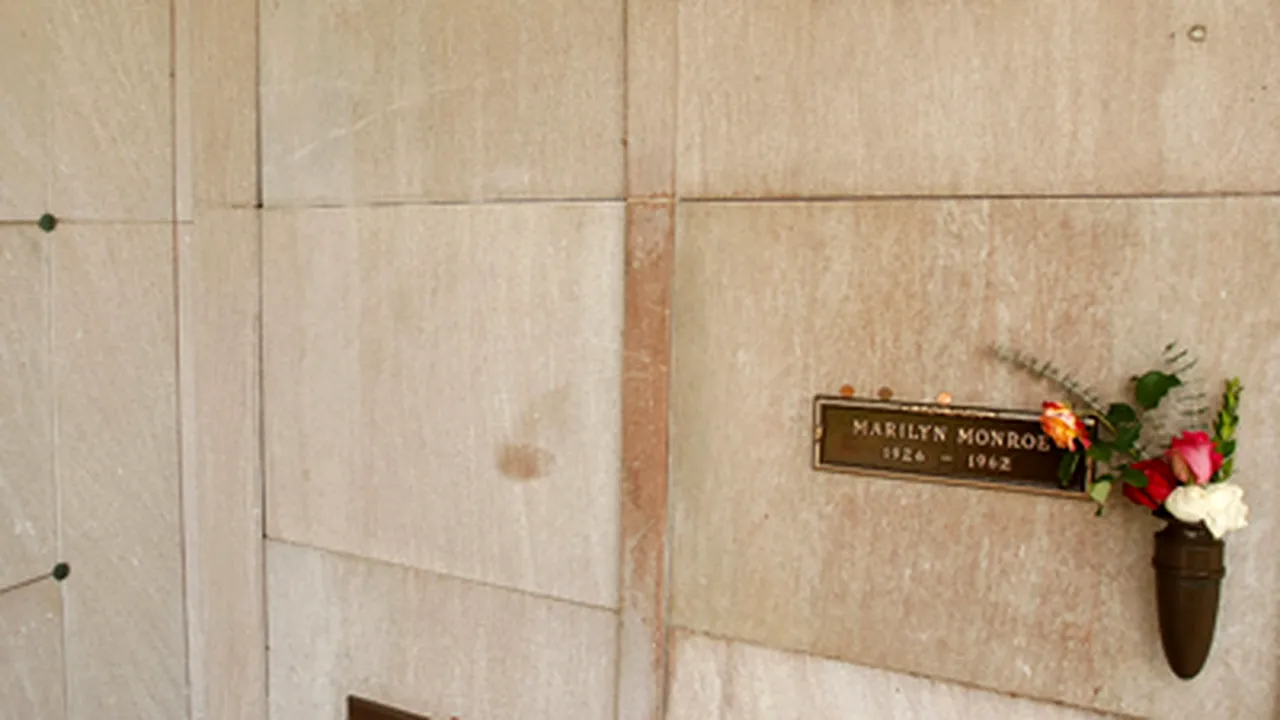 Locul de veci situat deasupra celui al lui Marilyn Monroe, scos la vânzare