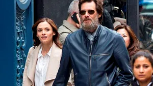 Jim Carrey a fost la o petrecere la câteva ore după ce fosta lui prietenă a scris ultimul ei mesaj pe Twitter. Actorul a zâmbit şi a vorbit cu mai multe femei: 