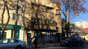 Mai multe cărămizi au căzut de pe acoperişul unei case din Sectorul 2 al Capitalei, după cutremur | FOTO, VIDEO