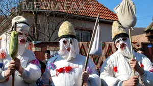 Harghitenii au îngropat iarna printr-un ritual vechi de secole, încheiat cu o petrecere - FOTO