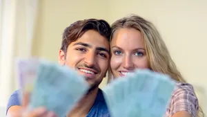 Banii (nu) aduc fericirea. Ce arată cel mai nou studiu despre importanţa banilor în viaţa oamenilor