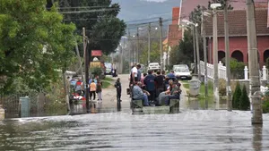 REPORTAJ: Sute de români din Serbia, izolaţi în urma inundaţiilor, au nevoie urgentă de alimente - GALERIE FOTO