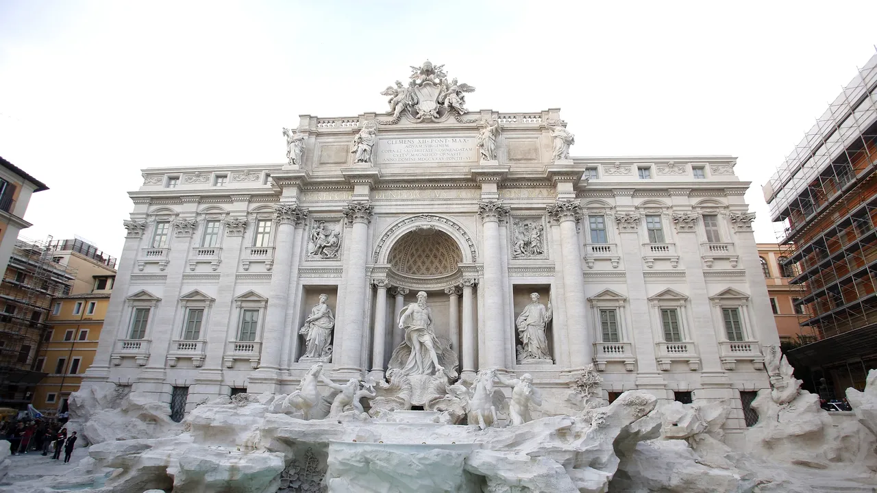 Amenzi uriaşe pentru turiştii care pun în pericol fântânile-monument din Roma. Cât vei plăti dacă vei face aceste gesturi