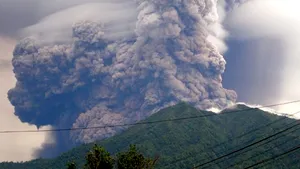 Erupţie masivă a unui vulcan din insula indoneziană Sulawesi