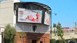 Bărbatul de 79 de ani, din Iaşi, lovit de un panou publicitar luat de vânt, a murit la spital - VIDEO