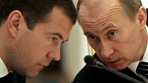 Medvedev se detaşează discret de Putin, pe fondul crizei economice