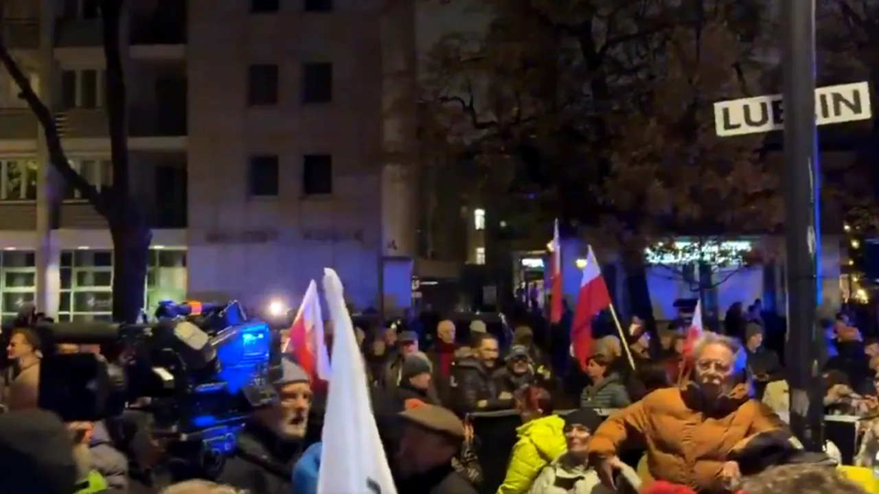 Criză politică majoră în Polonia. Protestatarii au forțat intrarea în Tribunalul Constituțional, iar președintele și-a întors avionul din drum. Acuzații de lovitură de stat