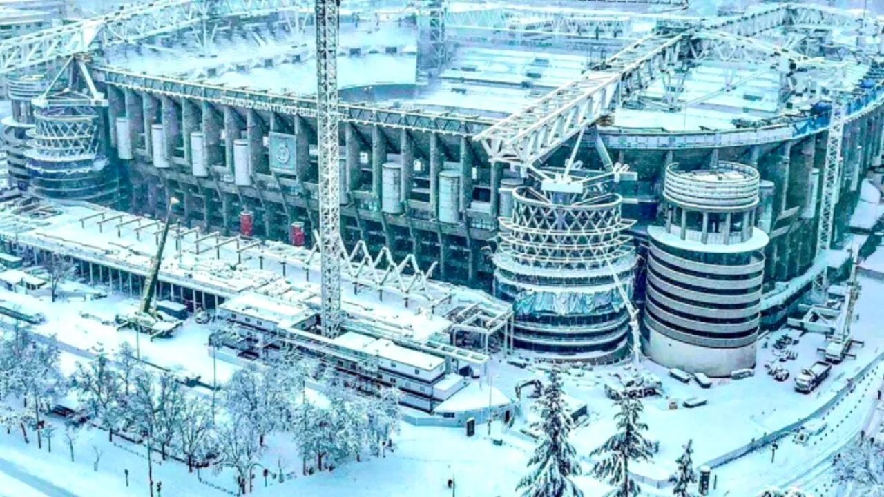 FOTO: Imagini de poveste, din Spania: Nu e un palat îngheţat, ci stadionul Santiago Bernabeu, pudrat cu zăpadă