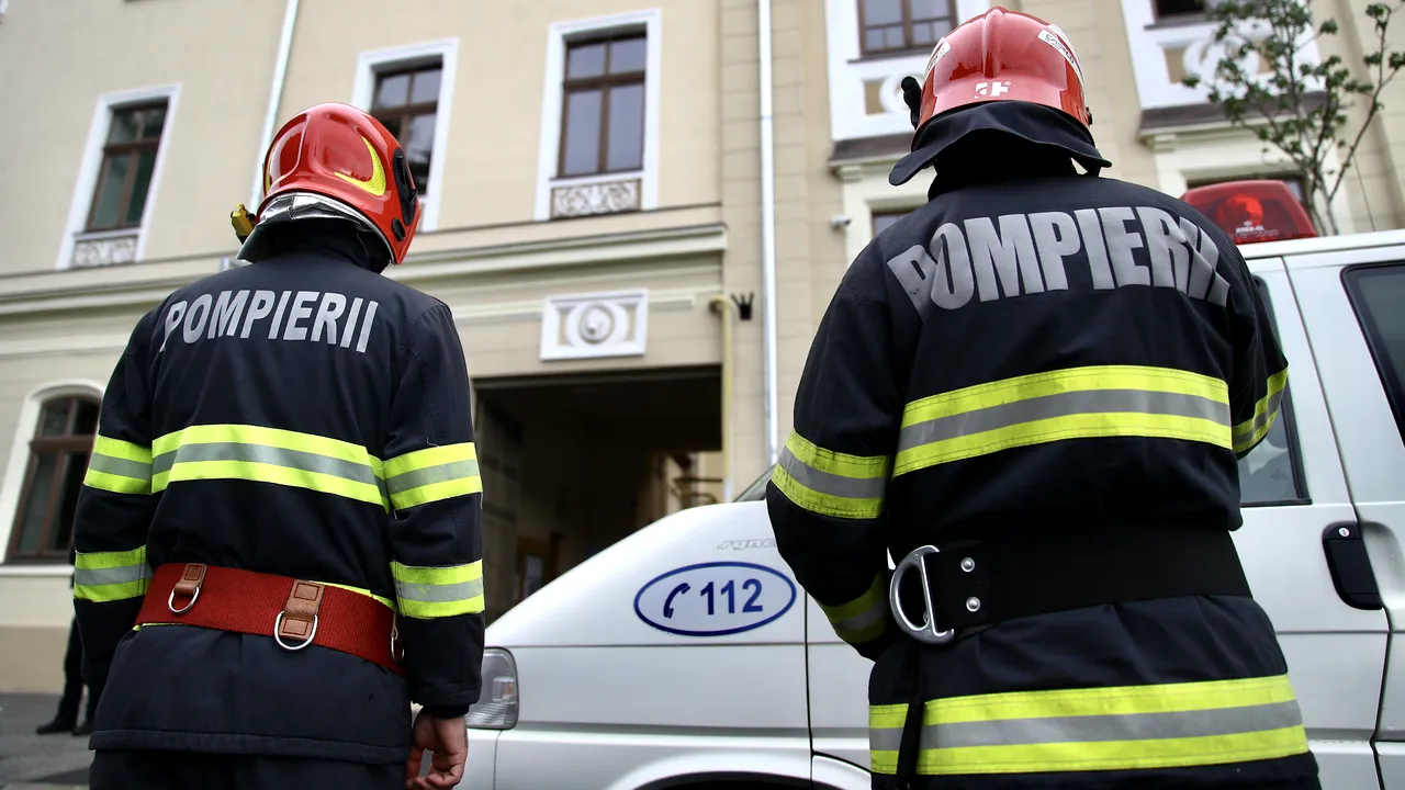 Negociatorii ISU Bucureşti intervin pentru a convinge două persoane să coboare de pe acoperiş