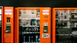 Proiect de lege: Prețul apei îmbuteliate, plafonat la 3 lei în aeroporturile din România. Măsuri și pentru gări și stațiile de metrou