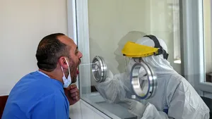 Cum se poate testa fără ca personalul medical să fie expus? Israelienii au găsit soluţia: ”Pacientul vine aici, stă câteva minute, apoi poate să plece”