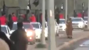 O nouă înregistrare Stat Islamic: Prizonierii sunt purtaţi în cuşti pe străzi, în faţa unei mulţimi de oameni - VIDEO