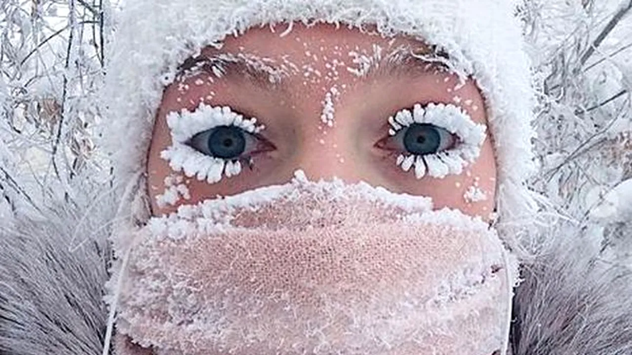 Cum arată vara, în compania muştelor, tânăra care şi-a făcut un selfie viral iarna în Siberia, pe un ger năprasnic | FOTO