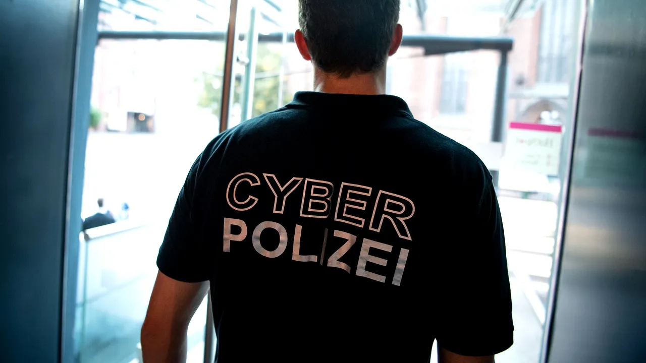 Arestări în masă după un raid al poliţiei. Drogurile vândute pe piaţa neagră online au fost confiscate