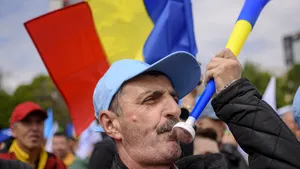 Protest spontan al salariaţilor din aparatul de lucru al guvernului