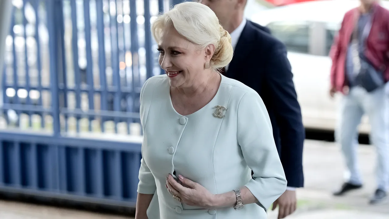 Dăncilă, pe PLAJĂ la Sulina. Mesaj către copiii din afara graniţelor: România vă aşteaptă să vă întoarceţi acasă/ Meci de ping-pong cu ministrul Finanţelor, în tabără | FOTO