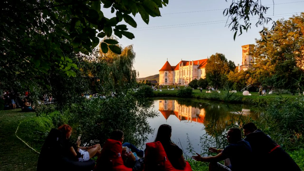 CJ Cluj cumpără teren pentru a crea parcări lângă Castelul Banffy din Răscruci