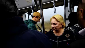 Viorica Dăncilă, călătorie cu autobuzul care ajută la debarcarea pasagerilor din avion, la Cluj - FOTO