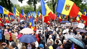 FOTO Mii de persoane au protestat la Chişinău faţă de schimbarea sistemului electoral din Republica Moldova