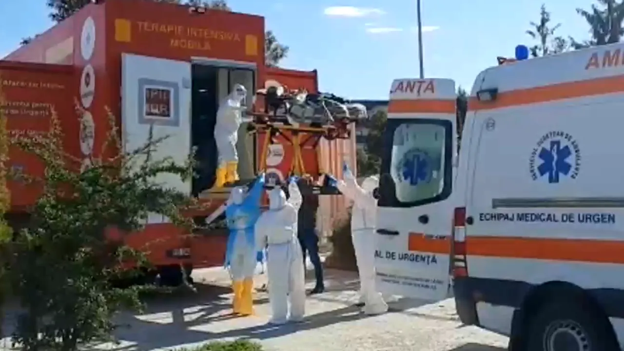 TIR-ul de ATI de la Piteşti s-a umplut cu pacienţi în timp record! 12 pacienţi au ajuns acolo în 12 ore. 4 sunt din Bucureşti