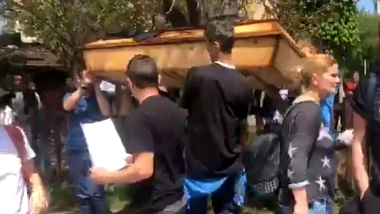 Amenzi drastice şi pentru protestatarii de la Braşov care au întâmpinat liderii ALDE cu un sicriu 
